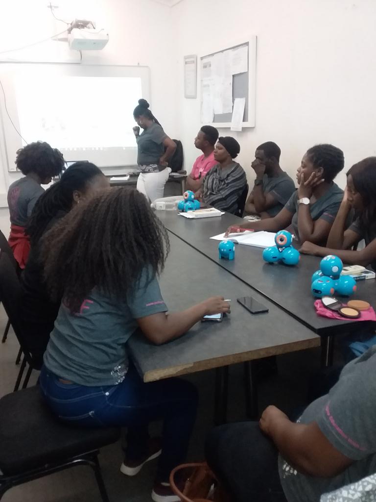 thullymthenjan1's tweet photo. #OpenLearningAcademy team in robotic workshop @HazyviewDLC @GWFonline #ReimagineWork https://t.co/ateKBvdaPc
