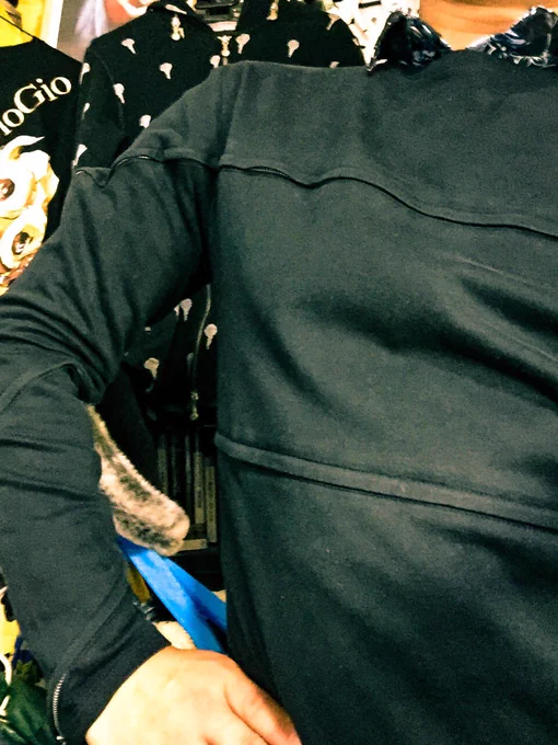 パッと見わからないんだけど実はブチャラティのスティッキー・フィンガーズ仕様のカットソー、黒??秋冬にピッタリ、ディ・モールト・ベネ‼️
黄金ツアー開催中なので、昨年のイタリア出張を思い出しながら…
>RT
#ultraviolence #jojo_anime #jojo #stickyfingers #黄金の風 https://t.co/O4mitB2jIE 