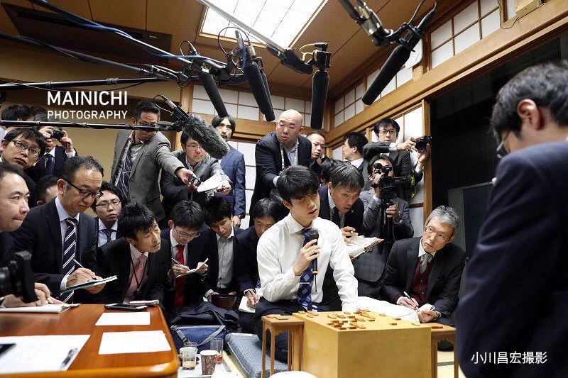 まるで宗教画ww藤井聡太七段を取り囲む報道陣の圧がすごいww
