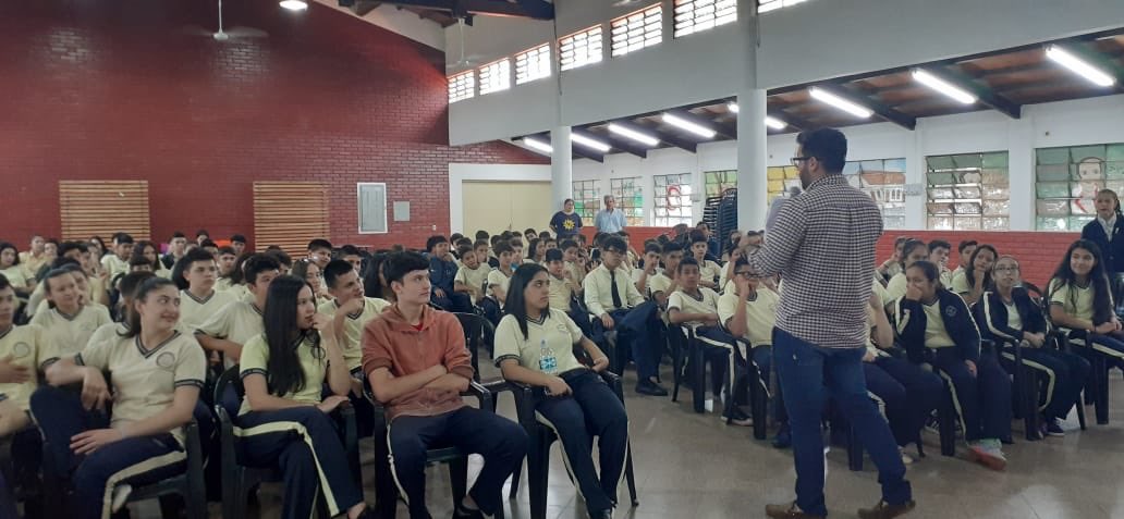 totoclerch's tweet photo. Es emocionante ver a muchachos y chicas que se comprometen dar punto final al acoso escolar con sus compañeros 🙌.
Hoy hablamos sobre Bullying en la Escuela Espíritu Santo del Área 4 🏫 #Redescool https://t.co/JJ7lhdETVb