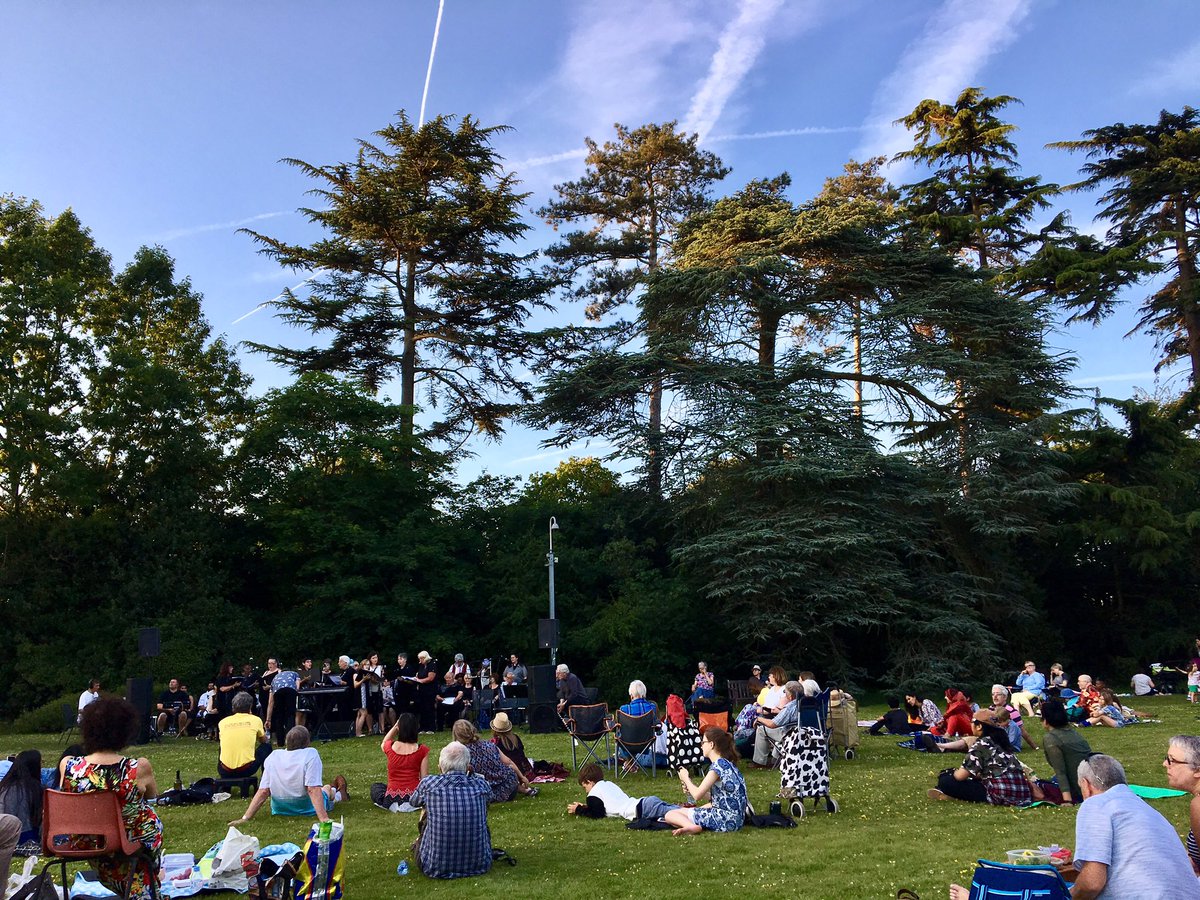 CreativeJunc's tweet image. #ThanksToYou 100s of #Slough neighbours created art, music, poetry &amp;amp; food together at a twilight festival picnic marking Iftar @ace_southeast #moreincommon @great_together  creativejunction.org.uk/portfolio/we-a…
