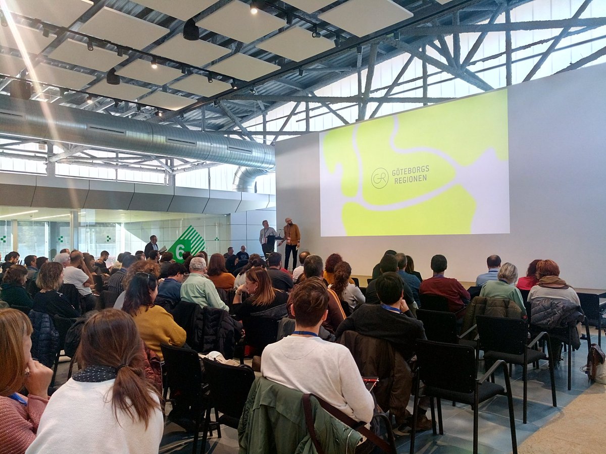 NafoBcn's tweet photo. Rikard Ström and Henrik Krantz share good practice in Göteborg  schools with more than 250 Catalan teachers in #Assegurem event after the end of #EDUREGIO kick-off meeting. This will be the starting point of our regional policy recommendations @sepiegob https://t.co/kqBiVjac56