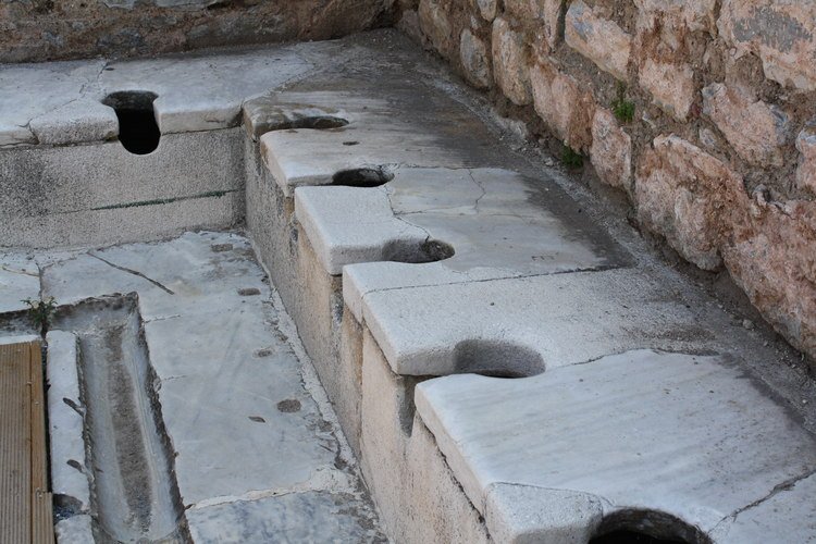 Happy #WorldToiletDay! The communal latrine at Ephesos. Fresh water continuously ran down the channel in the floor in front of the seats for users to wash their hands (1st century CE). ancient.eu/image/697/roma…