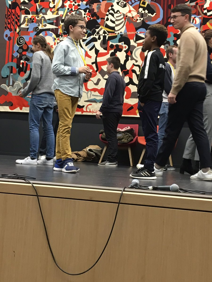 Début des journées pour les 30 ans de la #CIDE avec la <a href="/Defenseurdroits/">Défenseur des droits</a> Geneviève Avenard ... Au programme de cet après-midi, ateliers participatifs avec les enfants , ici, l’atelier « prise de parole » ... #AgirPourLesDroitsDesEnfants <a href="/SolidLaique/">Solidarité Laïque</a> <a href="/aclimoges/">Académie de Limoges</a>