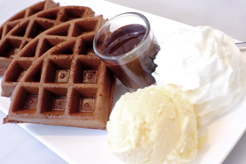 Chocolate Milkman waffles recipe! Chocolate Milkman with 18 g of protein is great for muscle recovery &amp; provides 9 essential nutrients. 

►Grab recipe: ow.ly/btQT50xcK3d 

#ChocolateLovers 🍫 #Chocolate #Breakfast #Waffles