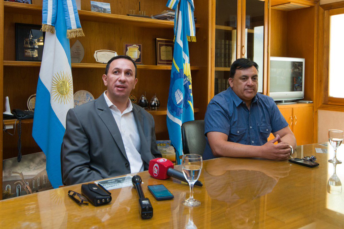 TWMunicipalidad's tweet photo. #Trelew El intendente @TWAMaderna puso en funciones a Claudio Paredes como nuevo Coord. de Empleo y Capacitaciones. #TWNuestraCiudad https://t.co/dFmpIYQ0jZ