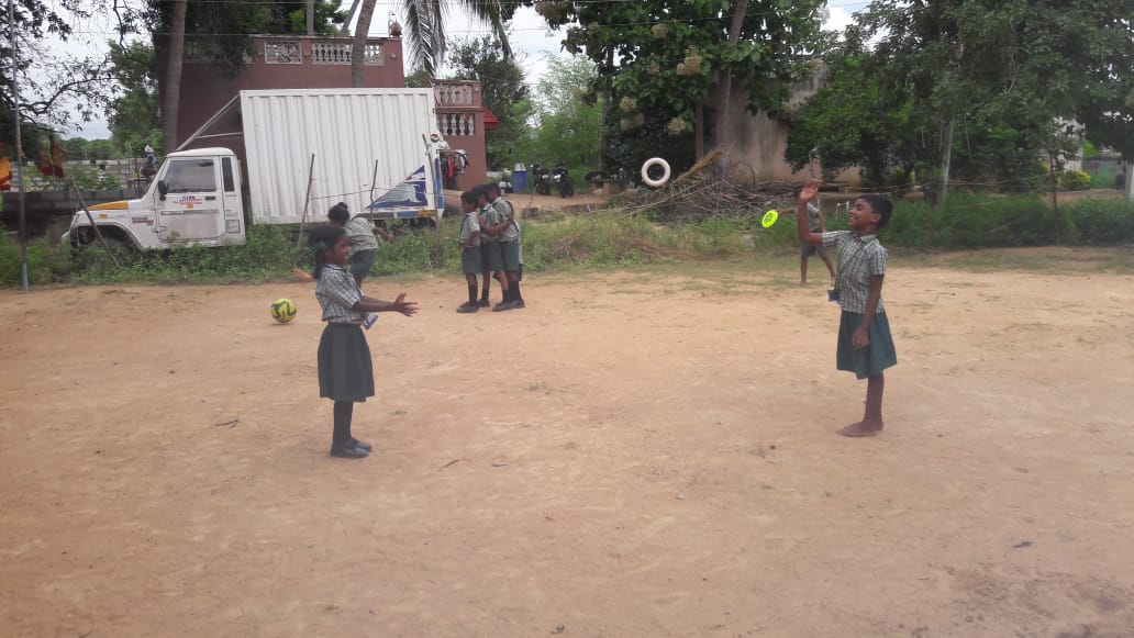 colouringlives's tweet photo. @colouringlives  team visited Thokkamur primary school last saturday. 50+ kids from KG to 5th class  amused us  with their English reading skills, geographical knowledge and upright discipline. We gifted the kids with sports items and will be sponsoring more of their needs. https://t.co/FcC9drHMbW