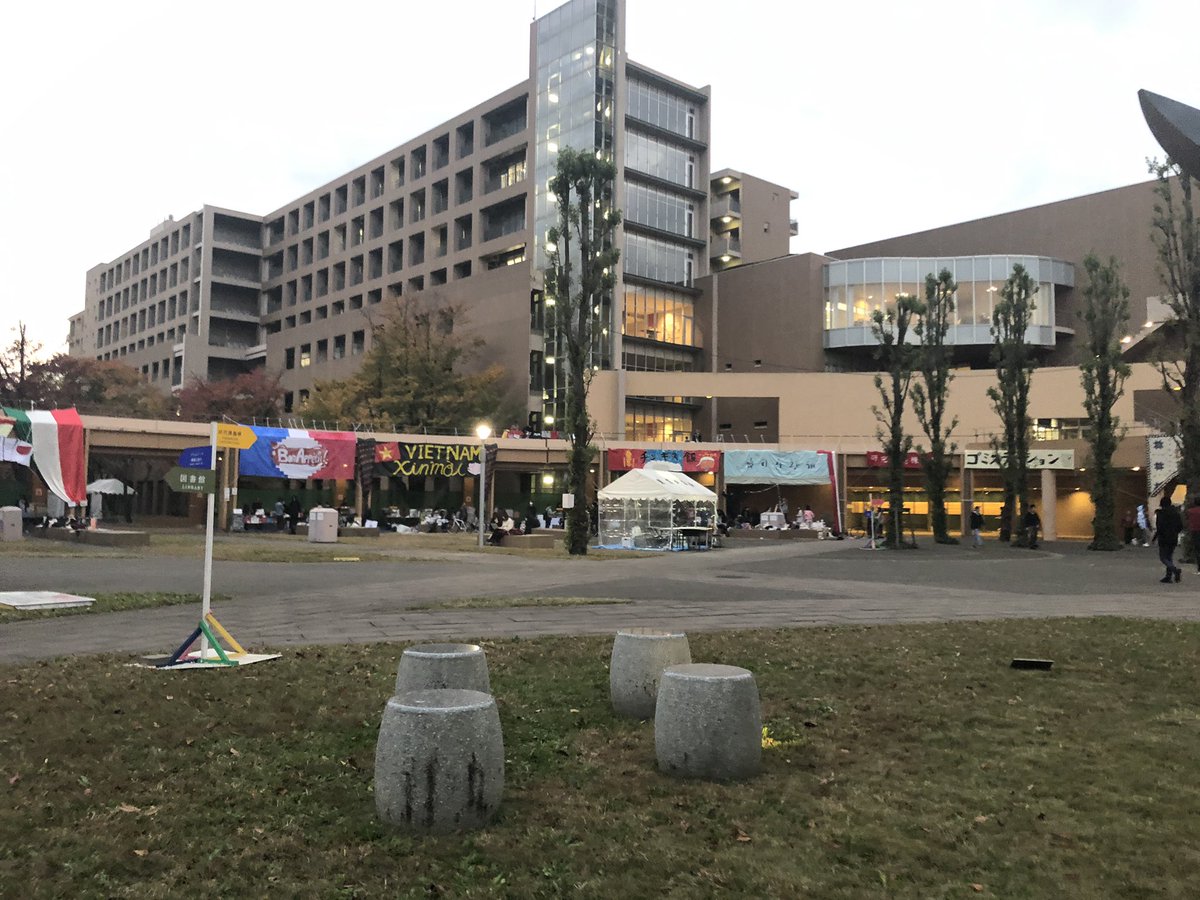 erika_ebisawa's tweet photo. Mulai besok di kampus aku bakal ada festival namanya “Gaigosai”! Bakal ada booth jual makanan dr berbagai negara, trs ada show theater (bukan jeketi ya😂), ada performance dati club2nya juga, pokonya bakal rame deh! Ini eventnya selama 5 hari, jadi kampus bakal liburr hehe https://t.co/yjhjCXELqV