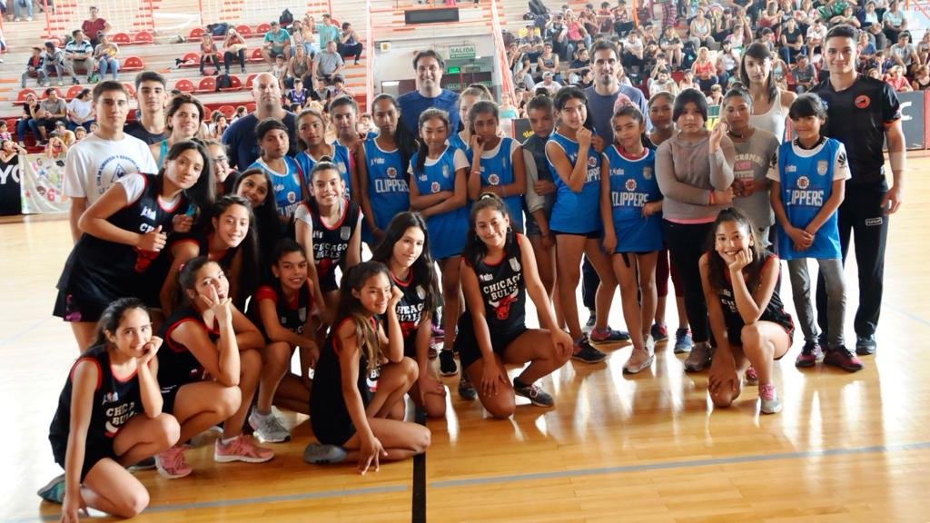 JrNBACABB's tweet photo. 🎉¡Felicitaciones a la Escuela Pública Nº 52!🎉

🏆Las chicas de @LAClippers son las campeonas de la Rama Femenina del #JrNBACABB en @BasquetLaPlata. https://t.co/GSeTg2tqdv