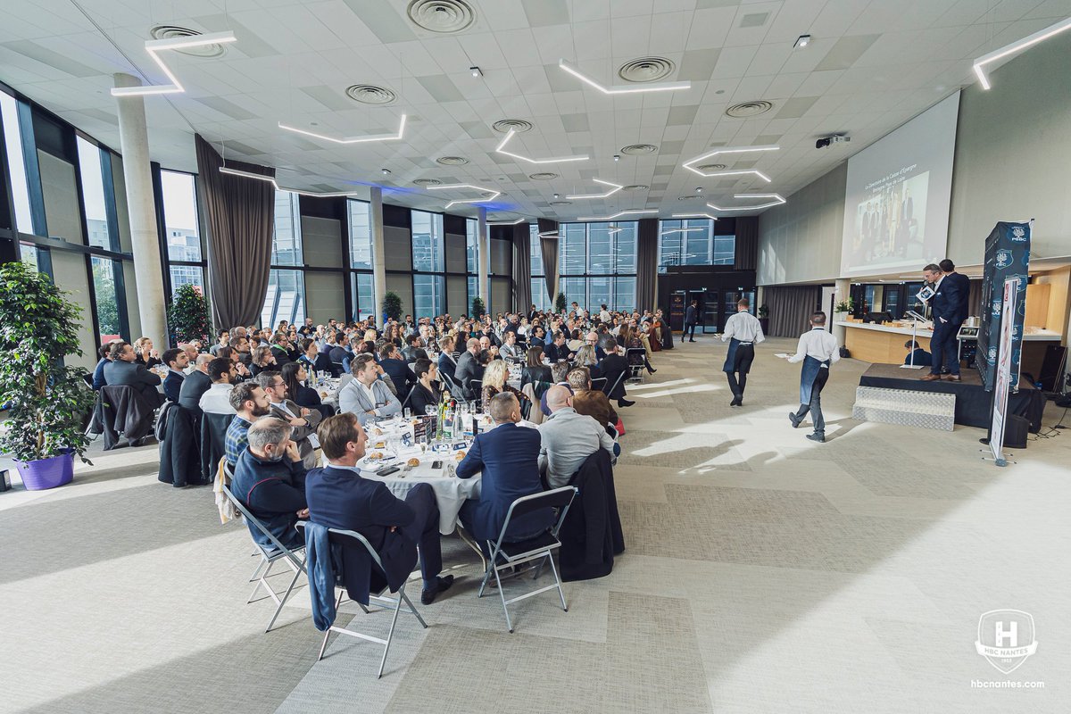 HArenaNantes's tweet photo. 🍽️💼Ce midi avait lieu le déjeuner @NABC_community.

Plus de 2⃣0⃣0⃣ convives réunis au sein du salon premium de la @HArenaNantes pour échanger business.

#Business | #Nantes https://t.co/5AACnLM1GY