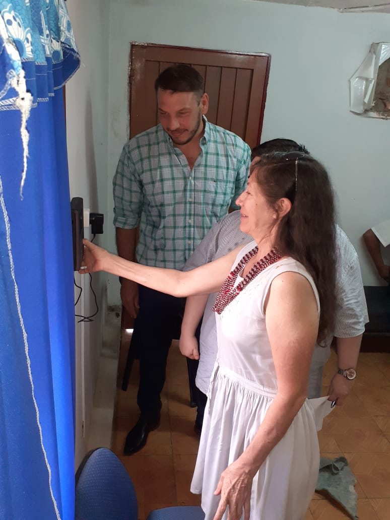 SecretariaDeGo7's tweet photo. #AHORA el Secretario de Gobierno Ing Fabián Florentin junto al Director de Recursos Humanos Camilo Ivan Mohr ponen en funcionamiento el Sistema Biometrico en la Administración del Mercado Modelo La Placita... mejorando de ésta manera el manejo del recurso humano del municipio. https://t.co/73h1oBgjRI