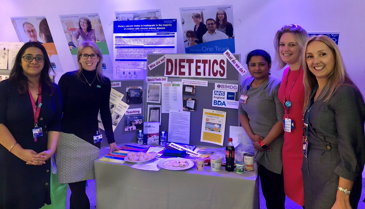 GreatOrmondSt's tweet photo. Say hello to the Dietetics team! They were there to promote healthy eating in the hospital and to raise awareness of the research they do and teachings they offer to support patient families. π₯π΅π₯€
#GOSHOpenHouse https://t.co/MUbYIWVnP1
