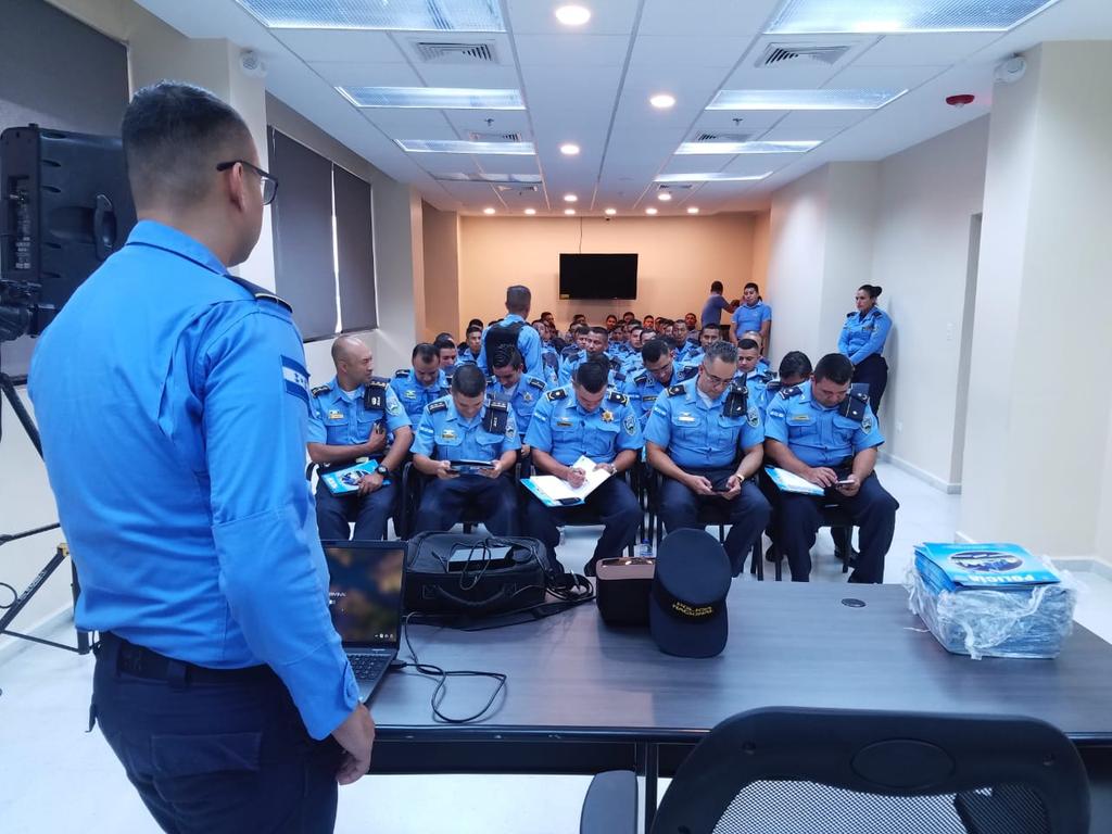 PoliciaHonduras's tweet photo. #FortalecimientoPolicial 
Agentes del orden de la #UDEP5 adquieren nuevos conocimientos en temas como comunicación interna, con el objetivo de mejorar el trabajo policial en San Pedro Sula https://t.co/PMXFPYbBI4