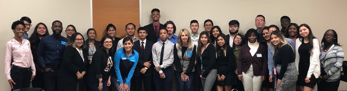 YearUpDFW's tweet photo. This week nearly 30 @YearUpDFW business students met with leaders in retail & sales operations from @ATT Students learned about the various facets of AT&T’s business while also receiving valuable professional tips & guidance about their career paths.
#corporatepartners #yearupdfw https://t.co/1n4XjxvzrH