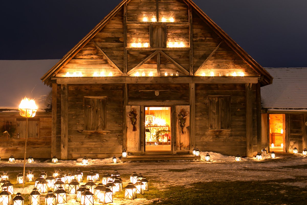 5,000 candles will illuminate Sainte-Marie among the Hurons for the 20th annual FIRST LIGHT. This 17th century historic site, north of #Barrie, will feature folk songs, historic blacksmithing, hands-on demonstrations & more. 🕯️ #TravelTuesday https://t.co/AB28W4lh95 https://t.co/oHI2355CF0
