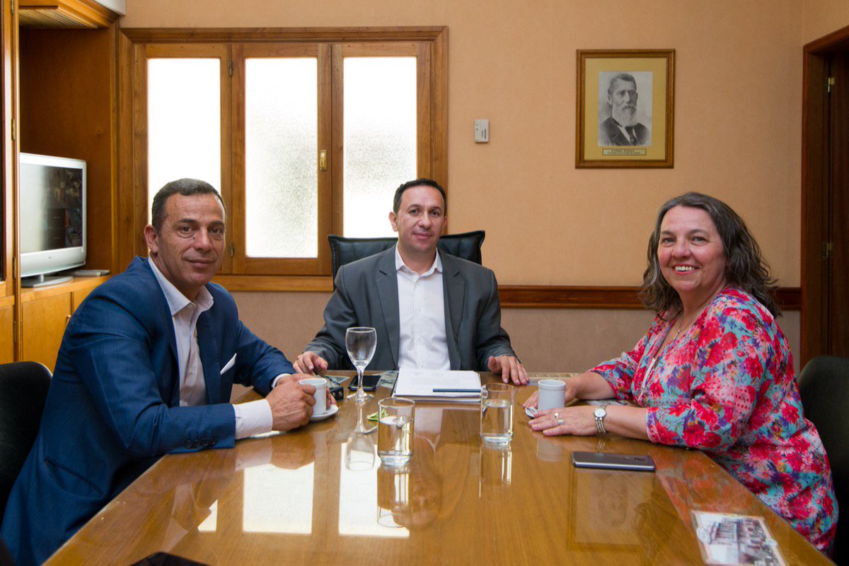 TWMunicipalidad's tweet photo. #Trelew El intendente @TWAMaderna recibió en su despacho a la Min. de Familia, @valeriaelenasa tras la entrega, junto al Sec. de Desarrollo Social, @TWHCastillo, de un Minibús al Hogar de Niños de Trelew. #TrelewAvanza #TWNuestraCiudad https://t.co/DfTQBE8vs1