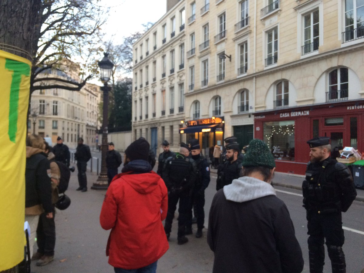 La police empêche par la force le "village pour le droit au logement et à habiter autrement" de s'installer place E.Herriot et encercle les manifestants déjà présents sur place ! Rejoignez-nous! 
#Article14 Loi#Engagement et Proximité
