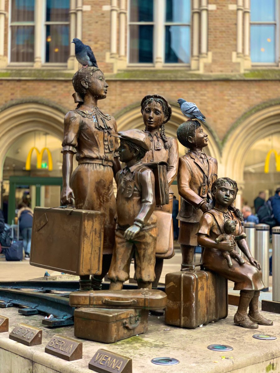ravbillan's tweet photo. In between meetings today I came across the beautiful sculpture in London. This sculpture is dedicated to Children of the Kindertransport who found hope & safety in Britain whilst fleeing Nazi persecution during WWII. Really very thought provoking ๐๐ฝ #Refugees #HopeSquare https://t.co/6wuaAbrao6