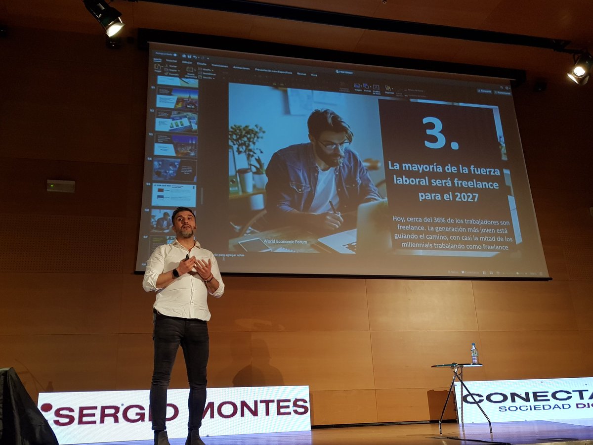 ENAEbusiness's tweet photo. "Cobots, chatbots, tecnología cognitiva...el futuro laboral se basará en humanizar a las máquinas, por eso es vital desarrollar las #Softskills".
👏👏Magnífica ponencia de @sergiomontes sobre las tendencias que ya se están instaurando, como cierre de #lvconecta2 https://t.co/T7KaVQI3AD
