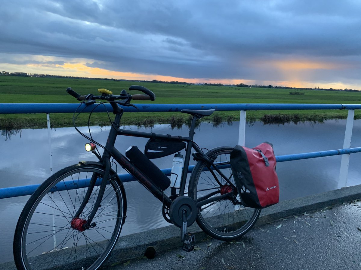 Was weer een herfstig tochtje vandaag 😜 Wordt nog steeds blij van mijn woon-werk tripje #woerden #denhaag #santosbikes #santospower #ebike #trekkinglite #pendix #santosstory #reisblogger #reisblog #travelblog #travelgram #igtravel #ig_captures #vaude #lezyne #megaxl #commute