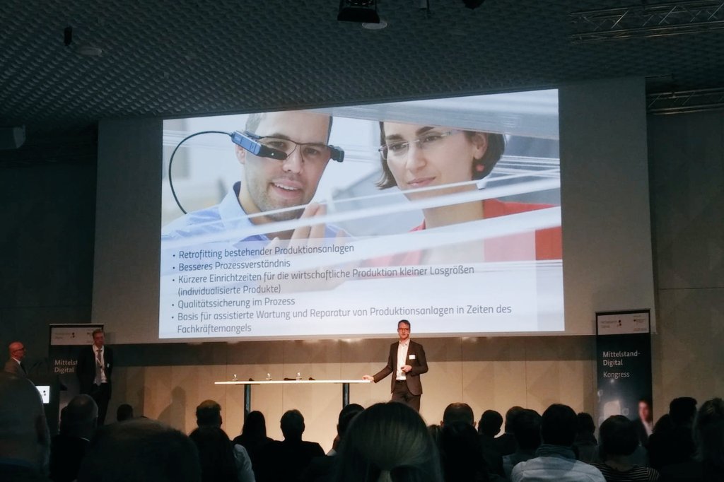 FujitsuPolicyDE's tweet photo. Letzte Woche auf dem @MittelstandDigi Kongress im @FuturiumD: beeindruckend wohin Kooperation und Kommunikation führen können. #KMU vom Bestatter bis zum lokalen #Energieversorger sind vielfach besser #digital unterwegs als manche Konzerne.
#DigitalTransformation @BMWi_Bund (amt) https://t.co/G0IteXT0j5