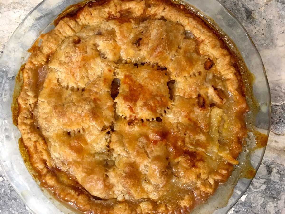 Simple_Simmons's tweet photo. That's not a P for pumpkin, that is a P for #Persimmon! Fuyu Persimmons, Apples, &amp; Pears are going to make this year's #Thanksgiving pie the best yet! #SimpleSimmons https://t.co/WdID4AqJgz https://t.co/1aP2I5SOyw