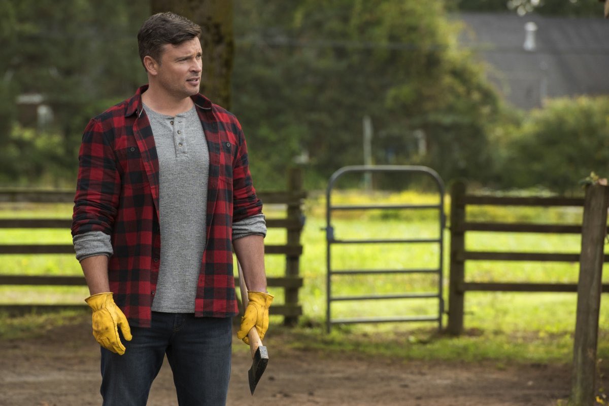 8. Here’s the first official photo of Tom Welling in. pic.twitter.com/BsB8V...