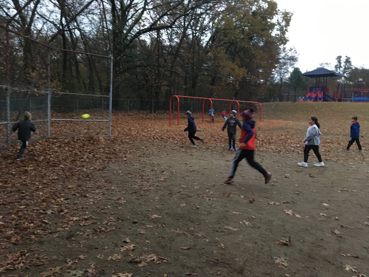 LiljaASAP's tweet photo. A nice game of soccer on this grey Tuesday brightens up our spirits! https://t.co/GxvzBUbast