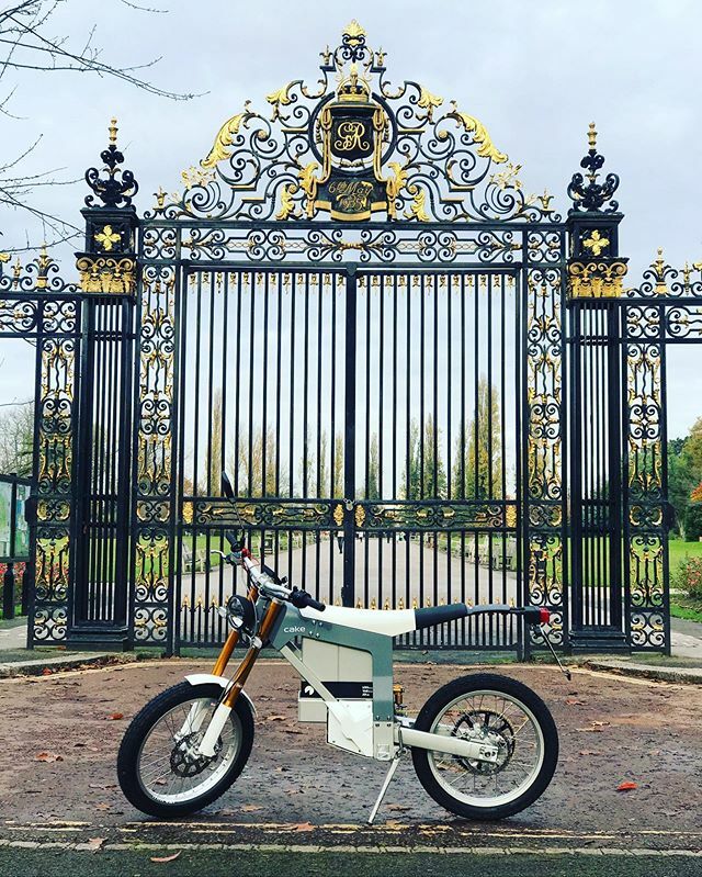 Your Majesty 👑
.
.
Dropped into @untitledmotorcycles to get me some lovely <a href="/ridecake/">CAKE - ridecake.com</a>. Thanks to Max from <a href="/ridecake/">CAKE - ridecake.com</a> and @adamkaylondon for bringing a big grin to my face.

#ridecake #electricmotorcycle #offroad #motorcycle bit.ly/2CU6P03