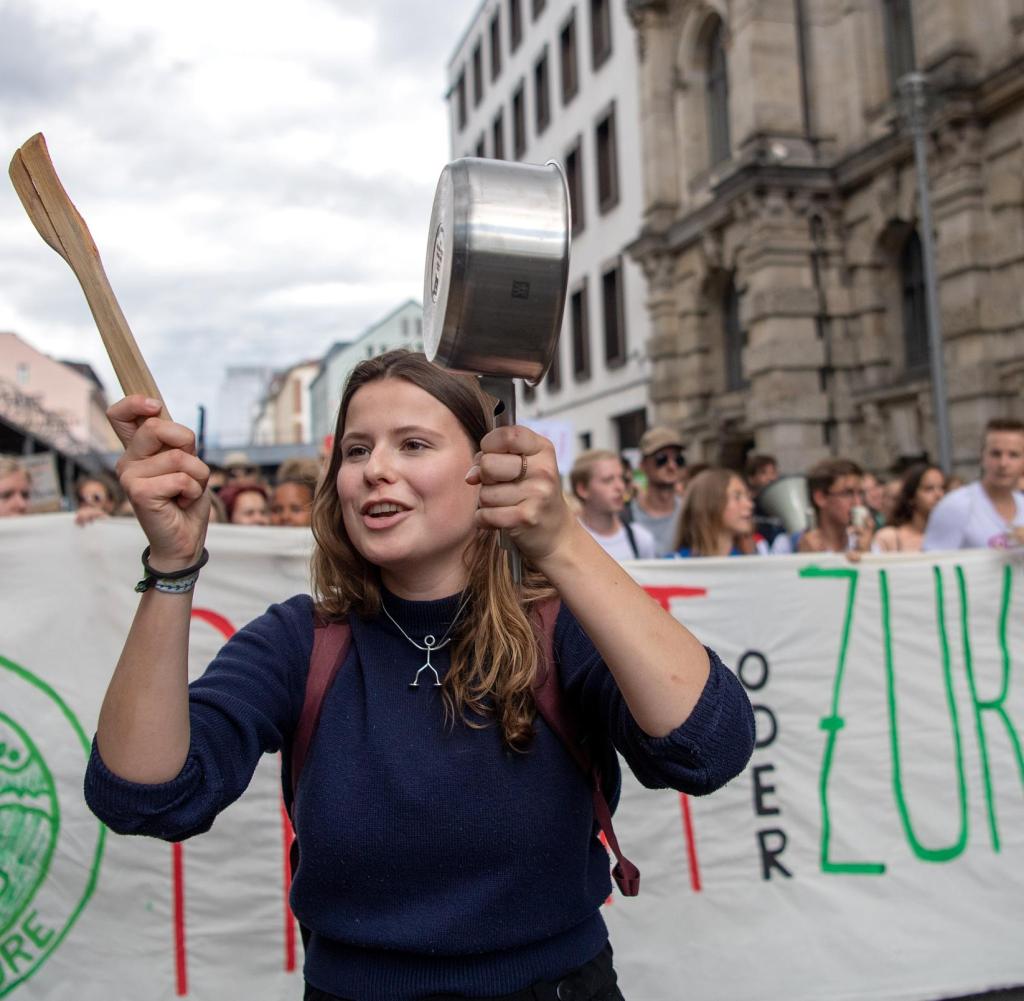 MWiesner63's tweet photo. @Luisamneubauer #PeinlichLuisa klopft wieder auf den Putz. Denkt ES zumindest. Die "Ansprache" kommt wie immer aus ihrem #WortHülsenGenerator. ES wortschwallt halt unbeirrt Inhaltslos weiter. Eine erstaunliche Ignoranz und Arroganz. Es hat sich Selbst disqualifiziert. Das ist okay. #EndeFfF 😇 https://t.co/mckrla1QUs