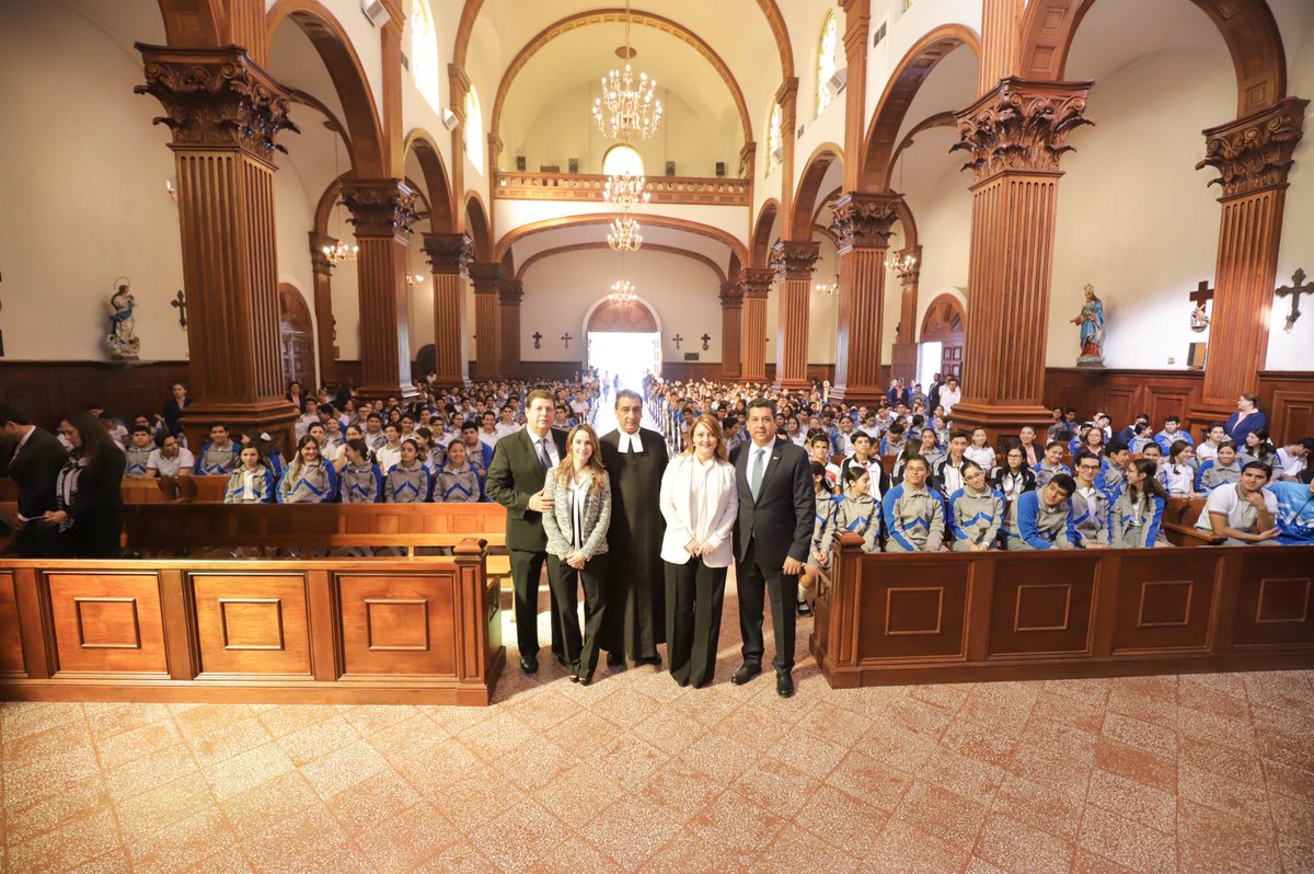 fgcabezadevaca's tweet photo. Esta mañana, mi esposa @Marianagdeg y yo, acompañamos a alumnos, docentes y directivos de @LaSalle_Vic en la Eucaristía de Bendición del Fuego de la Paz, previo a la inauguración de la Olimpiada 2019 La Salle de #CdVictoria. https://t.co/v1M1s1S1xo