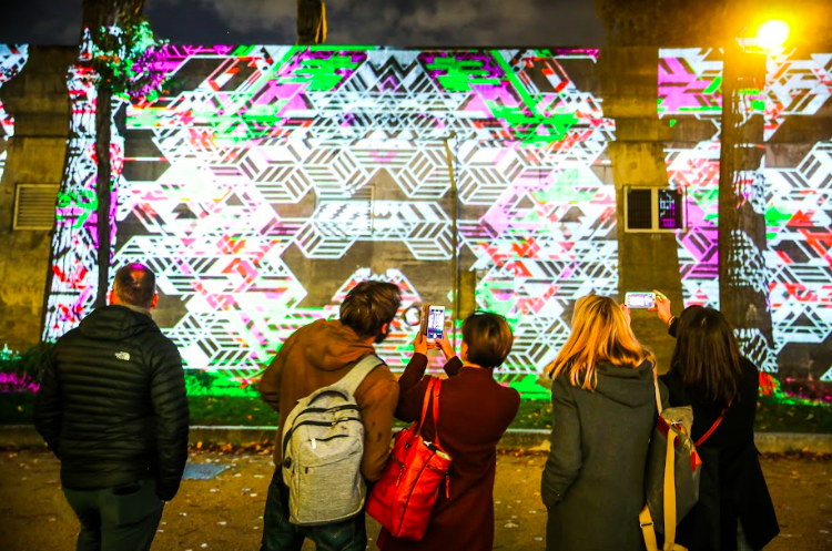 FluctuartP's tweet image. Pleins les yeux avec Atelier ATHEM et LEK&amp;amp;SOWAT ✨
-
Durant l'exposition VENI, VIDI, VINCI découvrez THE JAM PROJECT : une projection exceptionnelle sur les quais de Seine, fruit d’une collaboration entre THE JAM PROJECT et le duo d’artistes LEK&amp;amp;SOWAT.
#fluctuart #athem #mapping