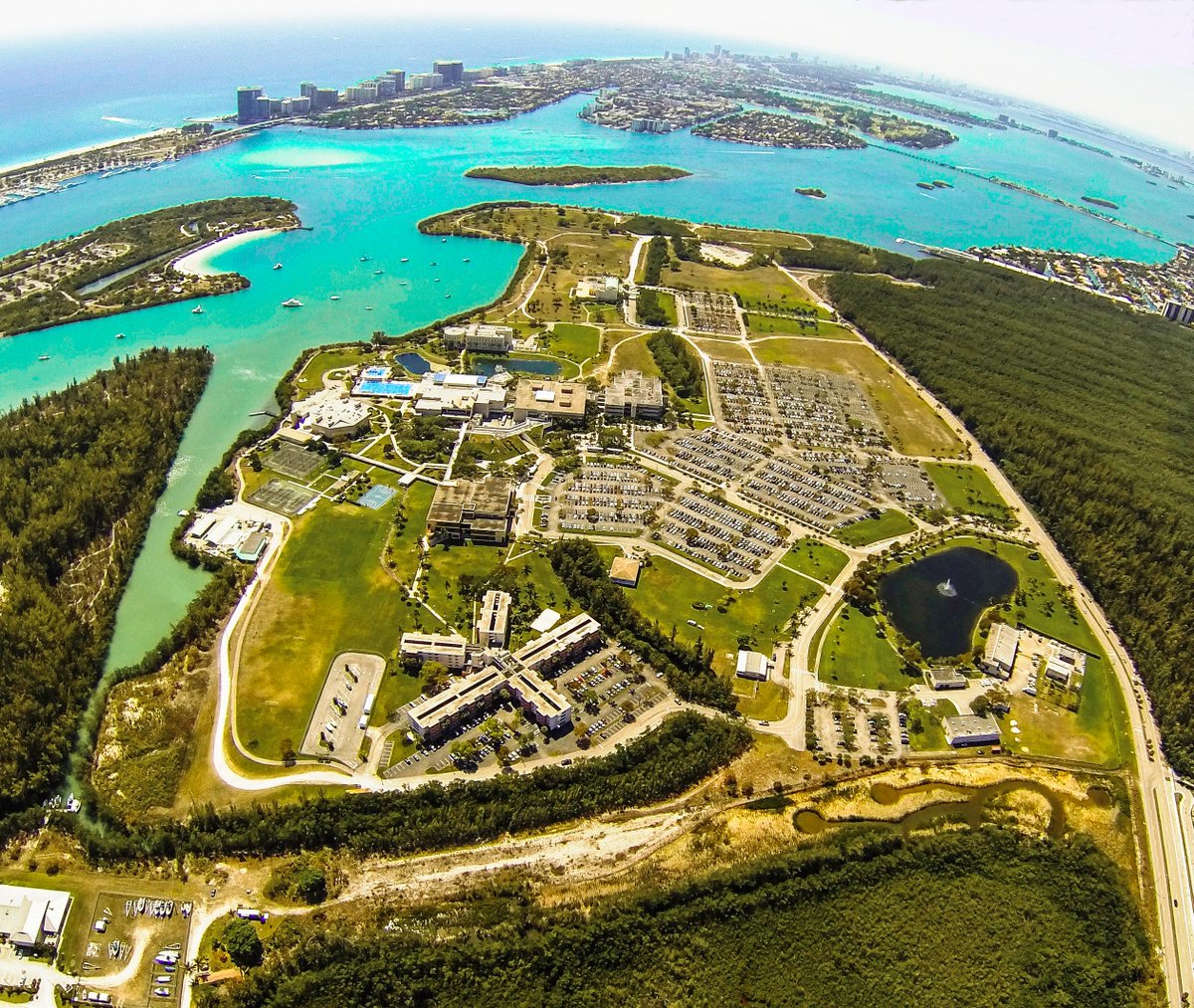 ✈️🌤 Our hospitality students live the good life on our Biscayne Bay campus located in North Miami Beach! #tourfiutuesdays #biscaynebay #hospitalitymanagement #tourism
