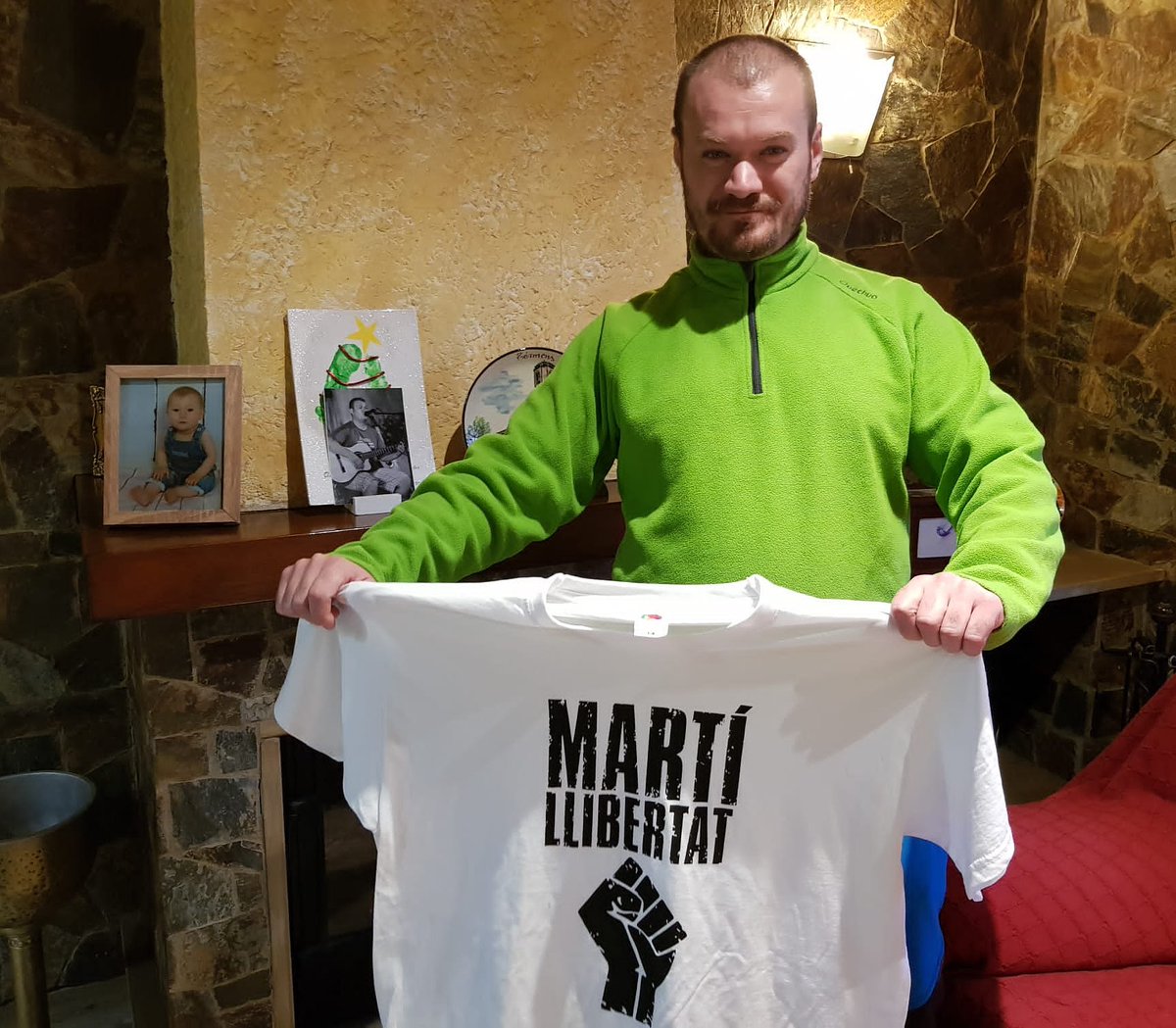 Aquest matí han revocat la presó preventiva sense fiança, JA EL TENIM A CASA! Moltes gràcies a totes pdl suport, seguim lluitant!
#MartiLlibertat
#LlibertatPresesPolitiques #LlibertatPresosPoliticsiExiliats
