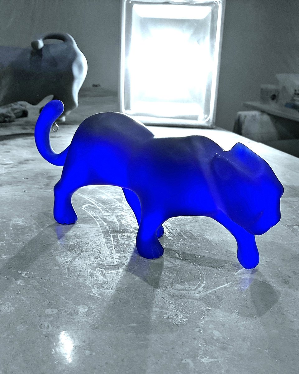 CyrilMaccioni's tweet photo. Nouvelle oeuvre en préparation à l'atelier, Voici Pantera - Crystal Deep blue, elle laisse la lumière la traverser dévoilant ainsi un dégradé de bleu.
La prochaine étape consistera à lui donner sa finition afin de révéler sa transparence.
#unicpiece #pantera #animalsculpture https://t.co/WWWoc2kT9Q
