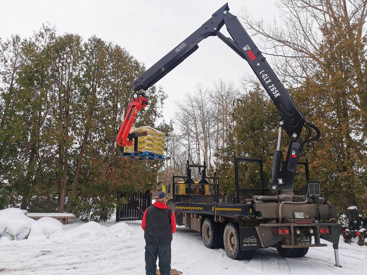 GolfSleepy's tweet photo. Safety first! Salt delivery is a serious business here and quite the production. Stay safe this winter season #golfontario #golf #stouffville #yorkregion #stouffvillegolf #privateclublife #winteriscoming #canadianwinter #snowday #salty https://t.co/QOtl8H9Xb2