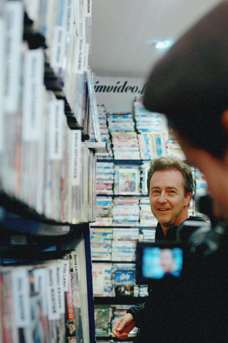 louislepron's tweet photo. Il a joué dans Fight Club, American History X, La 25e heure ou Birdman : on est fiers de vous annoncer qu’Edward Norton sera le prochain invité du format Vidéo Club, alors que va bientôt sortir son film Brooklyn Affairs ! 🍿 https://t.co/2g5hxOcuxg