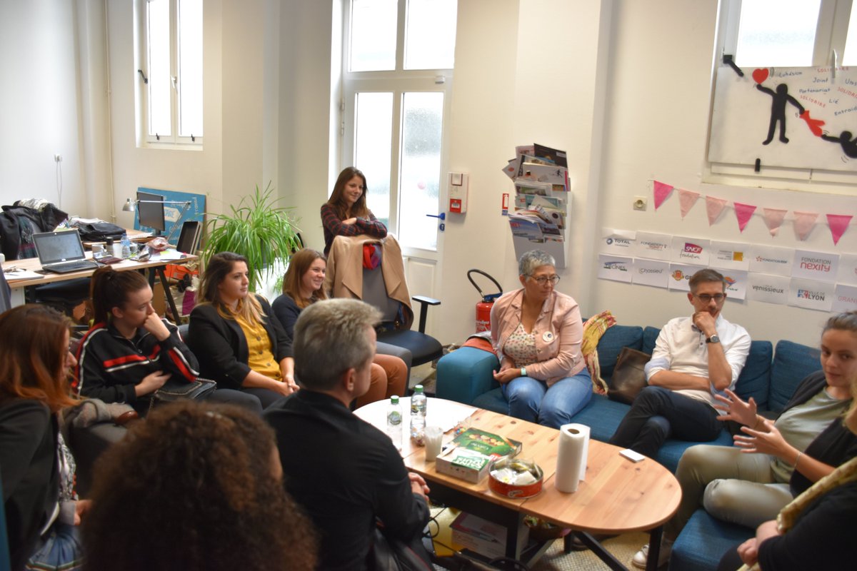 Moment d'#échange chaleureux et professionnels avec les conseillers @poleemploi_ara et quelques jeunes du dispositif Accompagnement Intensif Jeunes de Pôle emploi Auvergne-Rhône-Alpes pour une visite du local et une présentation de l'association. 
#synergie #emploi #insertion