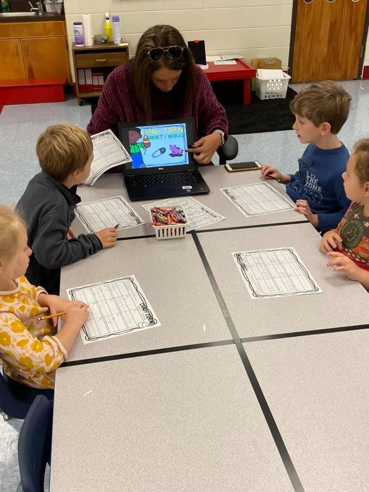 dalehancock's tweet photo. All hands on deck at Nelson. Kindergarten teachers and para professionals responding to instruction using small group intensive instruction. Where the journey begins. #cubcats https://t.co/SZq3vV1to2