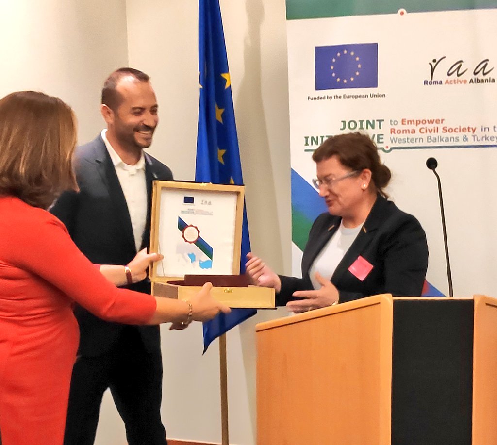 🏆 Congratulations @MajlindaBufi, Mayor of #Roskovec, Albania. She receives the Most #RomaFriendlyMayor award for improving living conditions, support for better education, promoting cultural heritage, awareness on health issues and Roma participation.

@eu_near @AlMissionEU