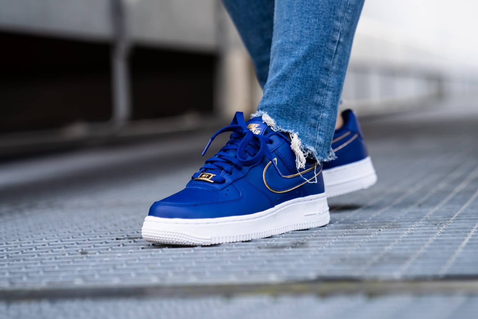 Kicks Deals Canada on Twitter: between a bold blue or a bright red with these two fantastic gold outlined colourways the ladies Nike Air Force 1 Essential "Icon Clash"