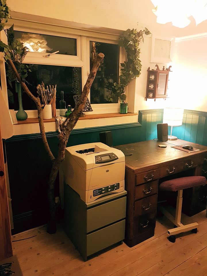 WritersGreenHse's tweet image. When did you last decorate for YOU, not for guests? This is one of the creative activity vouchers on the #StartingPoints course &amp;amp; it can be as small as changing one windowsill. Last time, I put up my study &quot;tree&quot;! Which bit of your space could you make lovely, just for you?