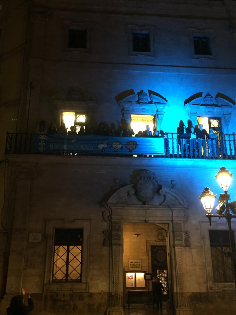UNICEFBalears's tweet photo. L' @ajuntpalma s'afegeix a la Declaració de Colònia i il.lumina la façana de Cort de blau per celebrar el #DiaMundialdelosNiños y Niñas. Continuam la feina per defensar els #dretsinfants
#dretfensor #dretfensora https://t.co/ZkMyNk215x