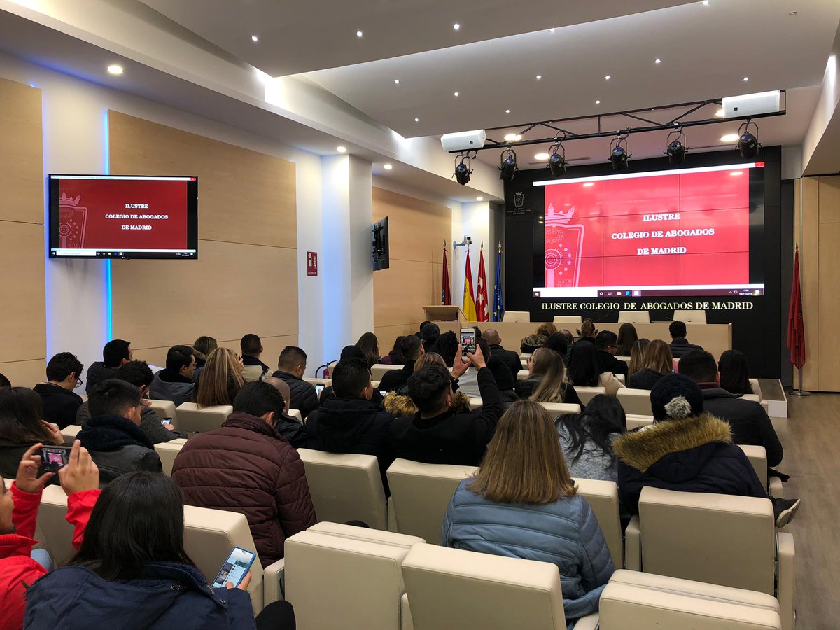 Los estudiantes de los Derechos Comparados Administrativo y Comercial en su visita al Ilustre Colegio de Abogados #SemanasInternacionales #CEISA #sergistas