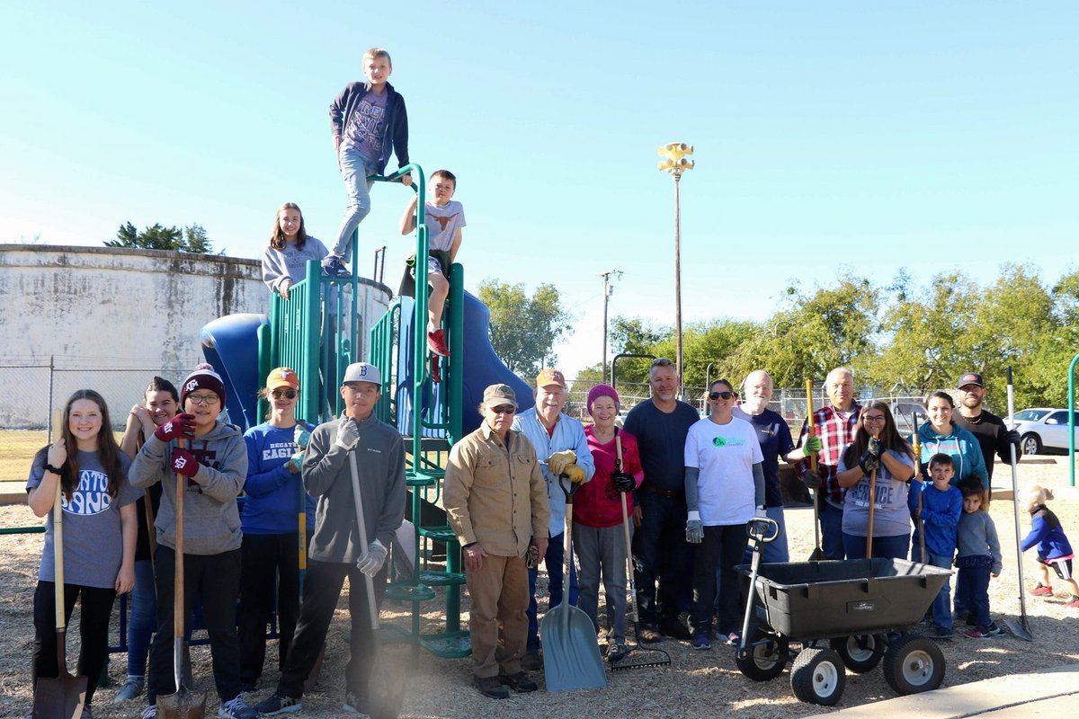 DecaturKeep's tweet image. Oct 12 we had our first Fall Sweep! Our volunteers helped move 3 truck loads of mulch for 3 of our playgrounds. First State Bank has shredding service &amp;amp; Renshaw’s had a medicine disposal service. #keeptexasbeautiful