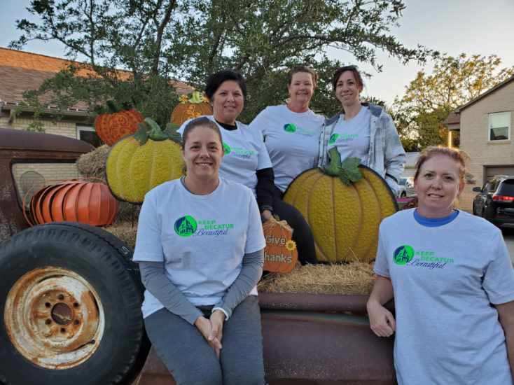DecaturKeep's tweet image. Oct 12 we had our first Fall Sweep! Our volunteers helped move 3 truck loads of mulch for 3 of our playgrounds. First State Bank has shredding service &amp;amp; Renshaw’s had a medicine disposal service. #keeptexasbeautiful