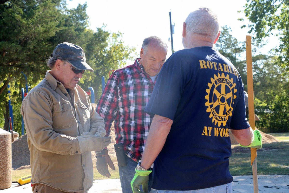 DecaturKeep's tweet image. Oct 12 we had our first Fall Sweep! Our volunteers helped move 3 truck loads of mulch for 3 of our playgrounds. First State Bank has shredding service &amp;amp; Renshaw’s had a medicine disposal service. #keeptexasbeautiful