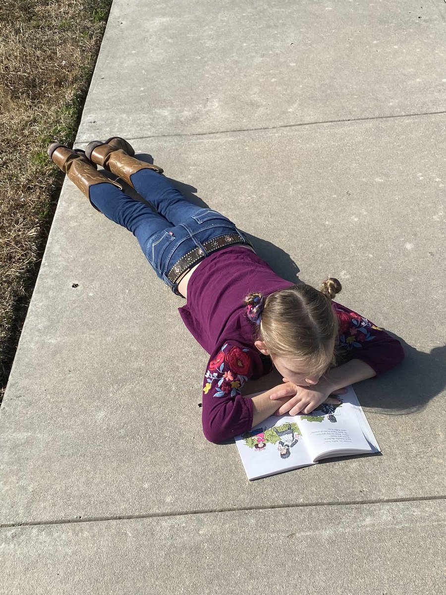 When it’s sunny &amp; 75 you take advantage of it and read outside! 😎📚 <a href="/TISDWES/">Wildwood Elementary</a>
