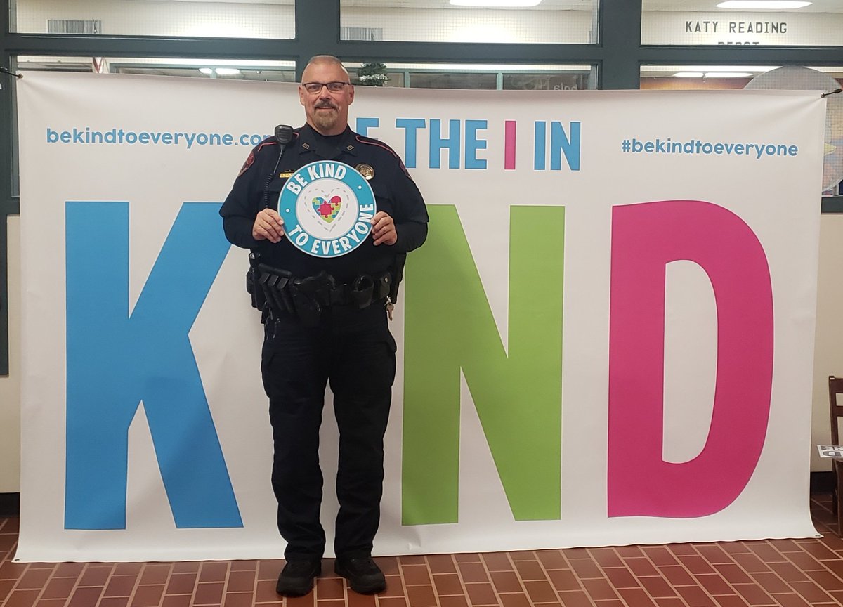 We love when Officer Cloud comes to visit at KE. <a href="/katyisdpolice/">Katy ISD Police</a> @SummerShirt4 #bekindtoeveryone