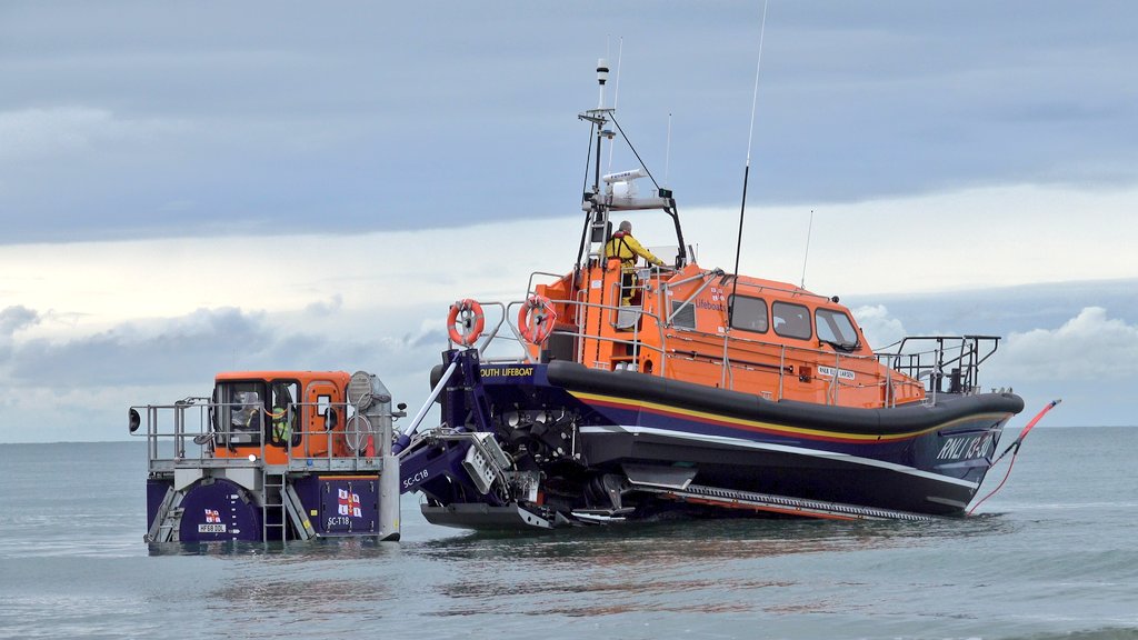 LifeboatInFocus's tweet photo. One of the main improvements in carriage launching a #lifeboat from the #beach has to be this - gone are the days when four crew had to knock out holding chains with hammers in sync - now the Coxswain just presses a button - far safer and easier especially in heavy weather! https://t.co/a0WNW6IZcT
